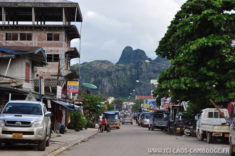 Une rue à Vang Vieng