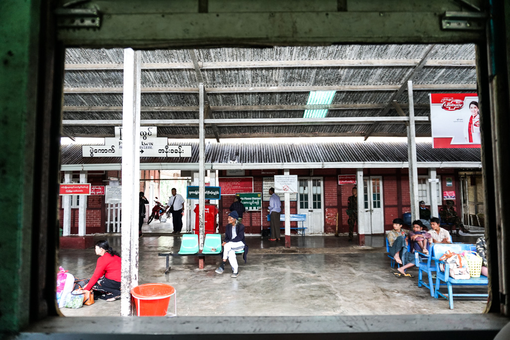 Une gare en Birmanie
