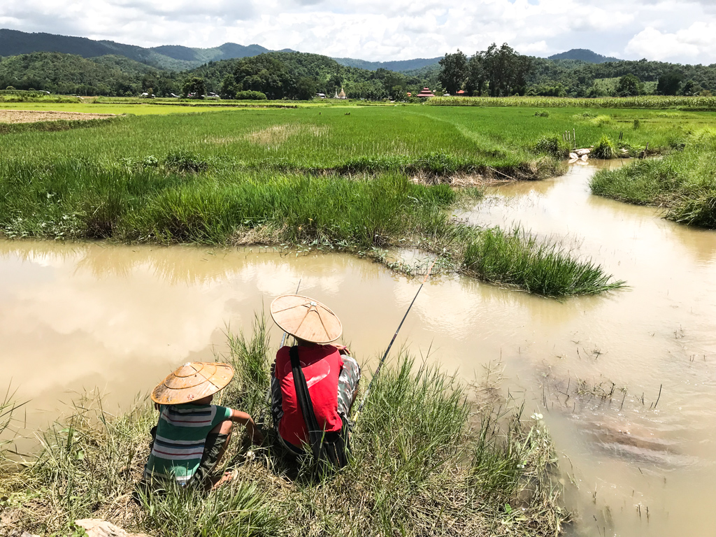 Jeunes Shan à la pêche