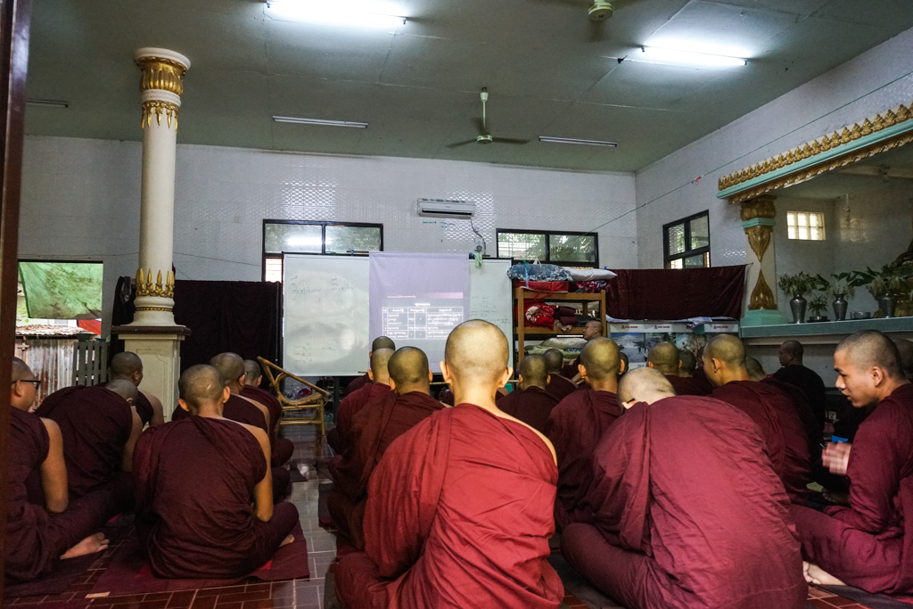 Moines de Mahagandayon en plein cours