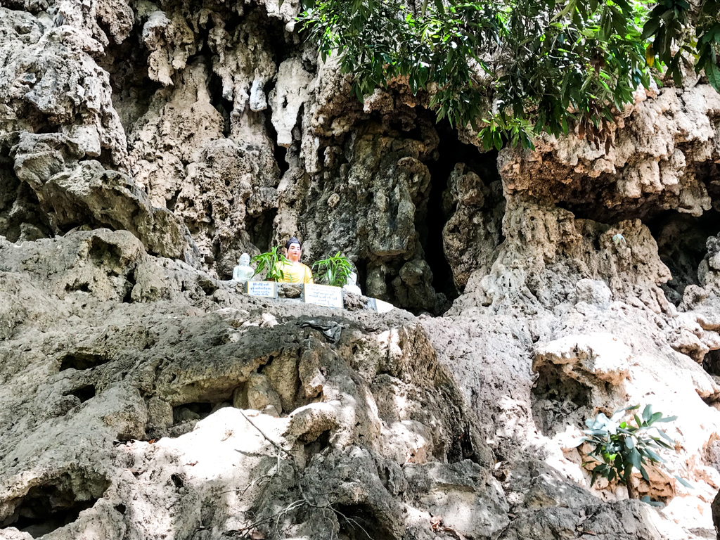 Pagode dans la grotte