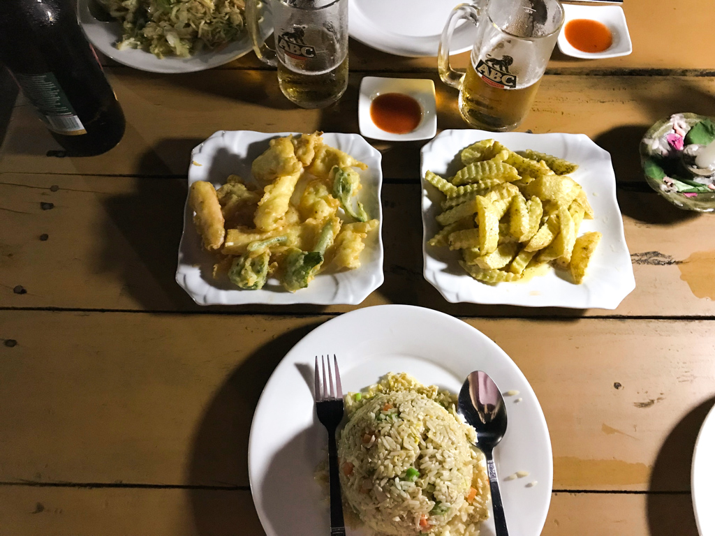 Repas au Riverview food lounge à Hsipaw