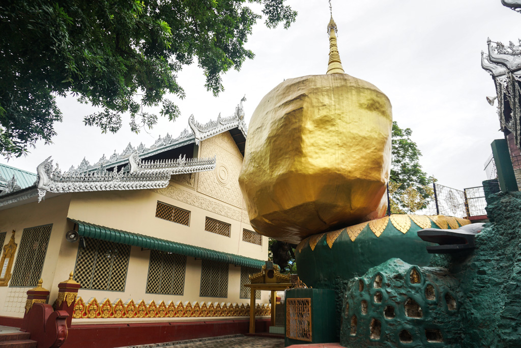 Rocher d'or à la pagode Setkyathiha
