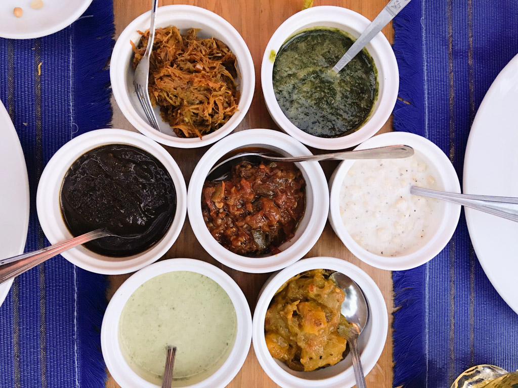 Un tas de sauces indiennes à l'Aroma2