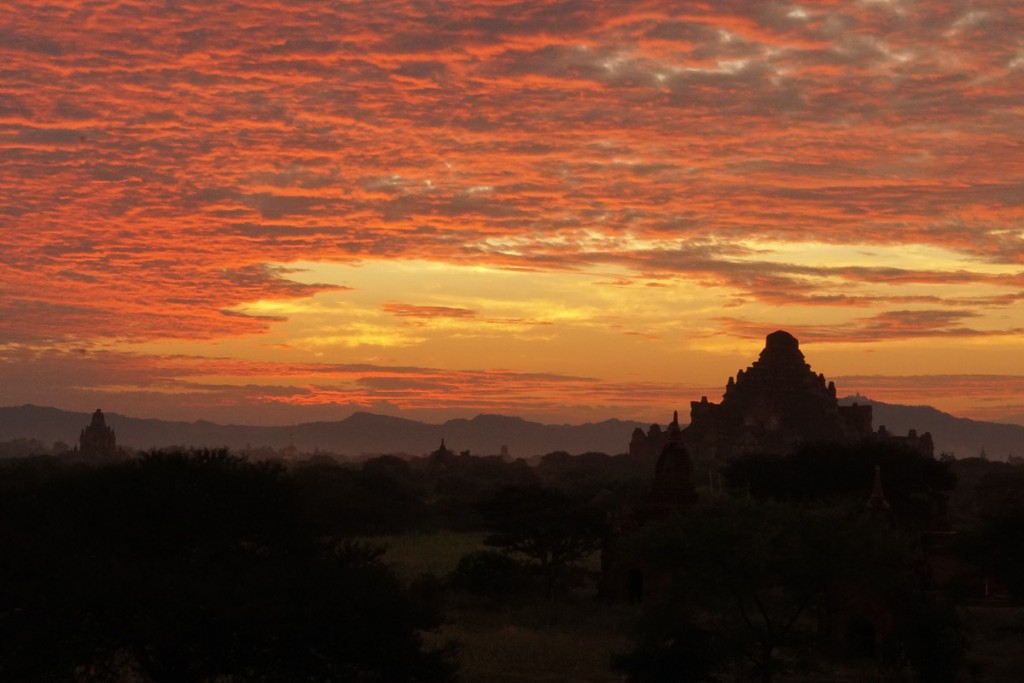 Coucher de soleil à Bagan - "Sunset mound"