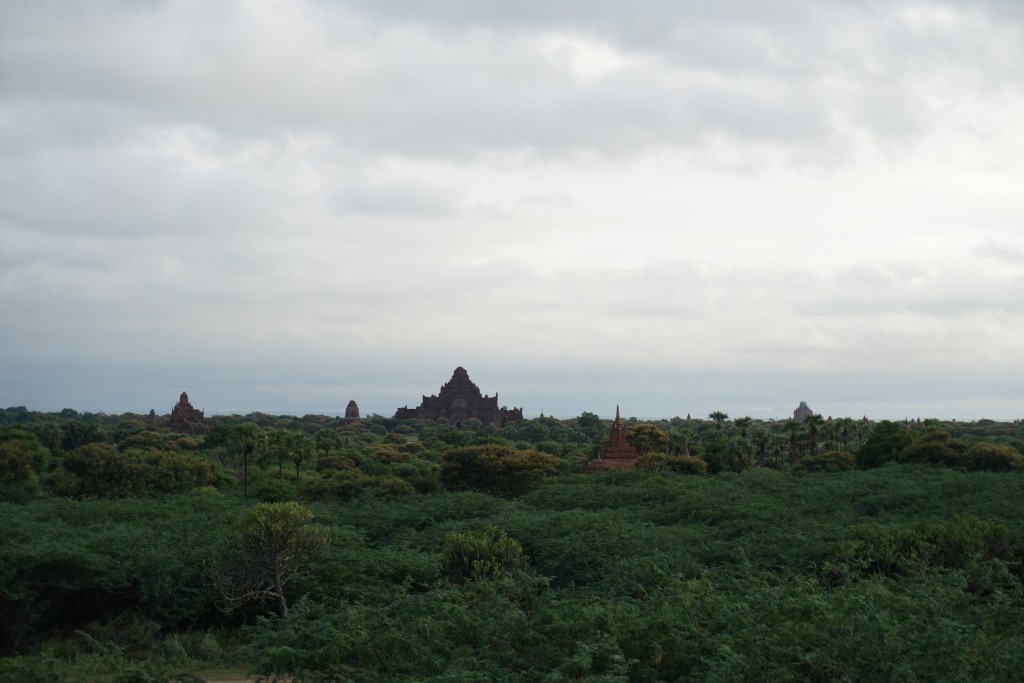Lever de soleil, ciel nuageux sur Bagan