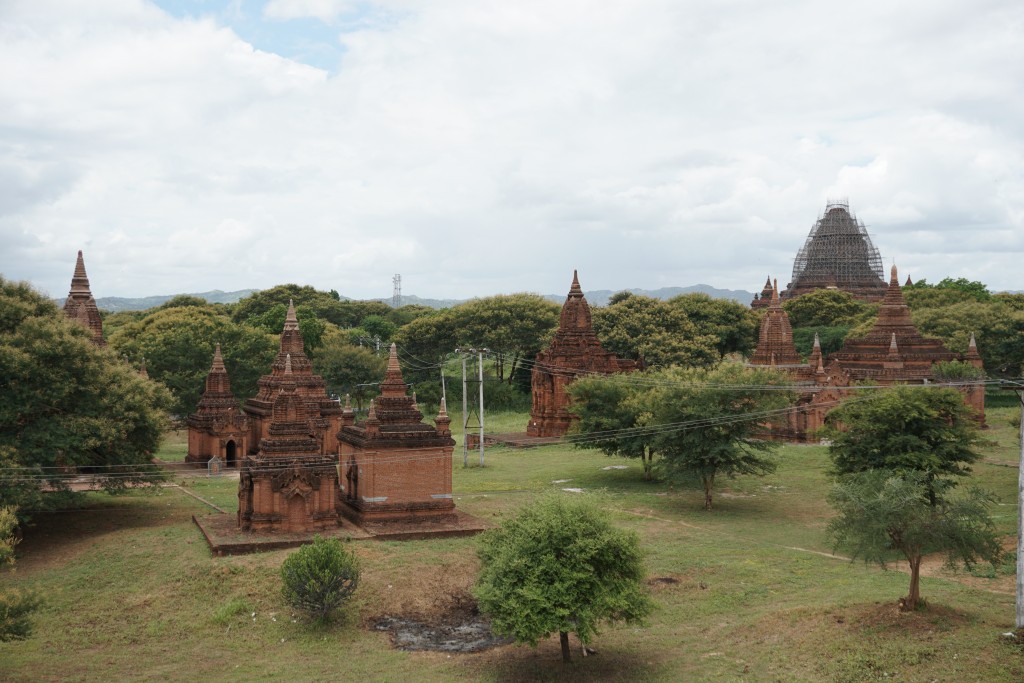 Vue de Bagan parmi les câbles électriques