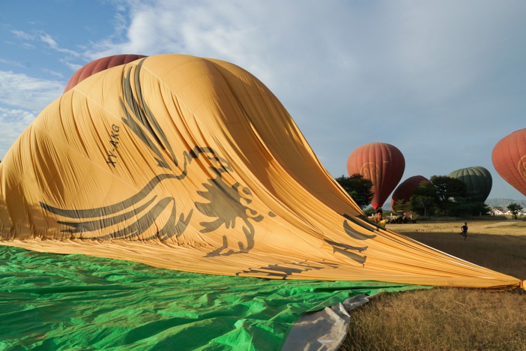 Atterrissage montgolfière à Bagan