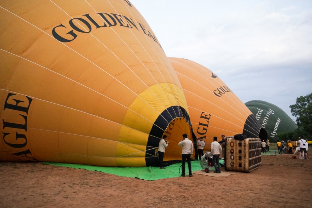 Gonflage des montgolfières à Bagan