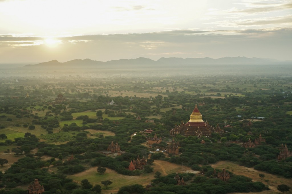 Lever de soleil sur Dhammayazika