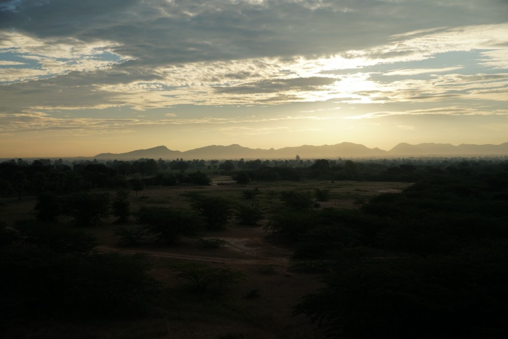 Lever du soleil à Bagan en montgolfière