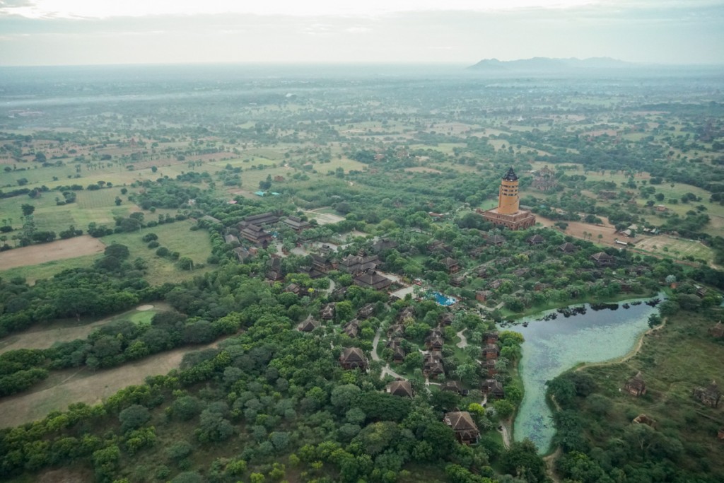 Vue sur la tour Myint à Bagan