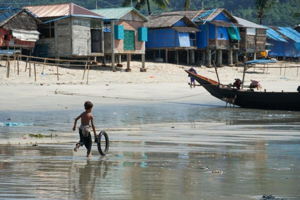 Garçon jouant sur la plage au village San Hlan - Dawei